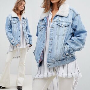 Free People Oversized Denim Trucker‎ Jacket Size XS Blue Sherpa Borg Button Boho